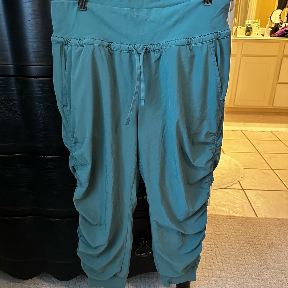 Athleta Green Ruched cropped Jogger Pants